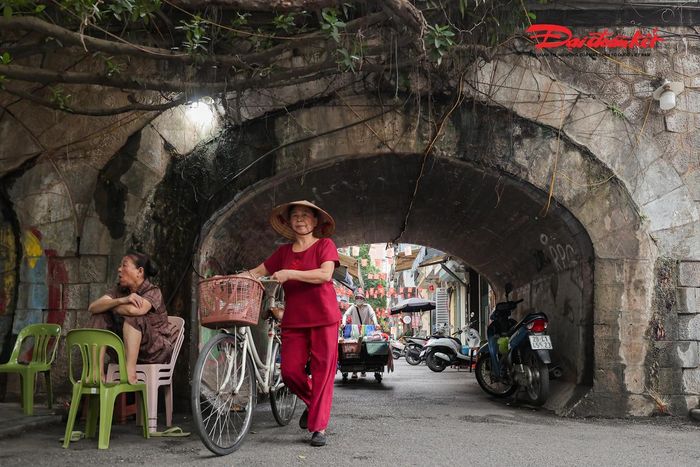 Hiện nay, trong tổng số 131 vòm cầu chỉ có 6 vòm được mở phục vụ giao thông, gồm hai vòm giữ nguyên hiện trạng là ô số 122 nối phố Nguyễn Thiếp và ô số 9 nối ngõ Hàng Hương với phố Phùng Hưng. Có 97 vòm được bịt hai lớp tường, 21 vòm bịt bốn lớp và 7 vòm vẫn giữ nguyên trạng.