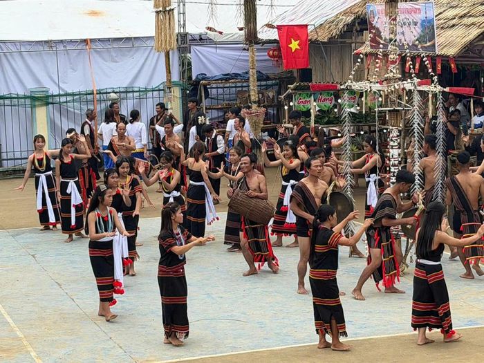 Người dân Trà Giáp trong một ngày của lễ hội của mình ở vùng đất này. Ảnh: TT