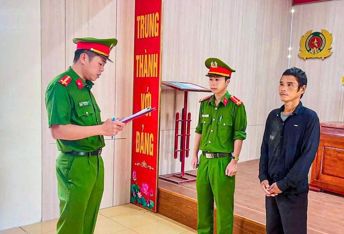 Cơ quan chức năng tống đạt quyết định khởi tố đối với Hồ Văn Vai. Ảnh: CAQT