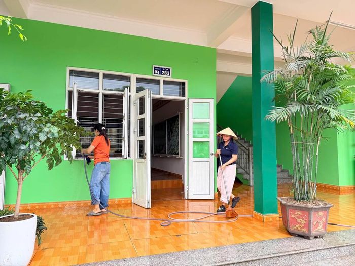 Giáo viên, nhân viên Trường Tiểu học Mạo Khê II tham gia lao động vệ sinh, chỉnh trang khuôn viên và trang trí lớp học trước thềm năm học mới 2026-2027.