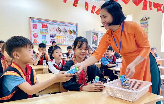 Học sinh Trường TH&THCS Sơn Dương được uống sữa tươi miễn phí tại trường theo chính sách hỗ trợ sữa uống tại trường cho trẻ mầm non và học sinh tiểu học giai đoạn 2025-2030 của tỉnh Quảng Ninh. Ảnh: Hoàng Nga
