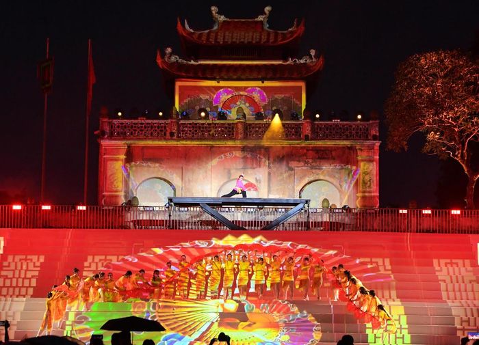 Trình diễn võ thuật bằng quạt.