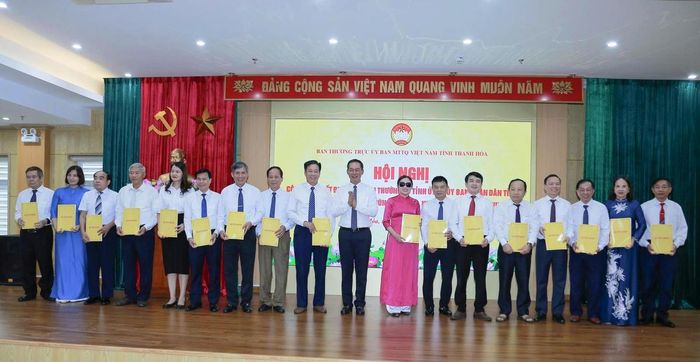 Các hội quần chúng nhận quyết định và giao nhiệm vụ tại hội nghị.
