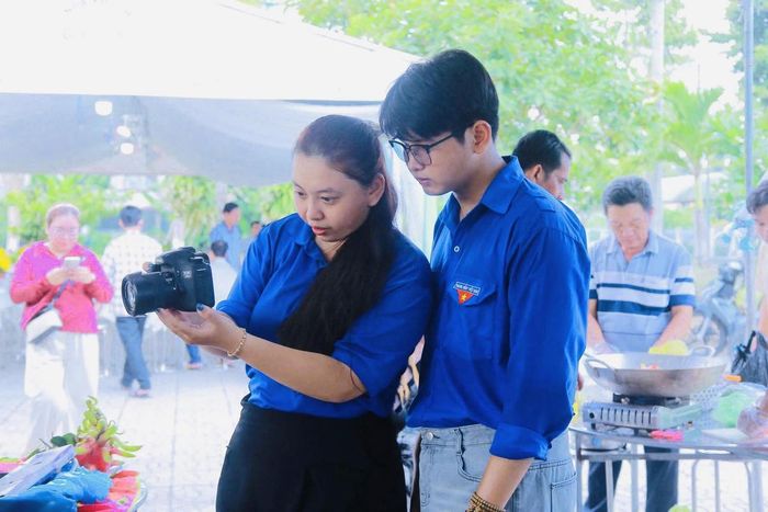 Thành viên Câu lạc bộ Truyền thông Đoàn phường Mỹ Ngãi tác nghiệp, ghi hình tại một sự kiện trên địa bàn, phục vụ công tác tuyên truyền. (Ảnh: Kim Tuyến).