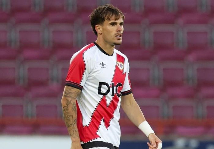 Pep Chavarria được Chelsea chiêu mộ từ Rayo Vallecano với giá 19 triệu euro. Anh được kỳ vọng lấp khoảng trống Marc Cucurella để lại bên cánh trái của đội chủ sân Stamford Bridge. 