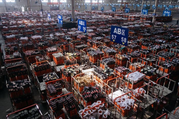  Một kho hàng chật kín tại chợ hoa Côn Minh, tỉnh Vân Nam (Trung Quốc) vào tháng 2/2026. Ảnh: Sixth Tone. 