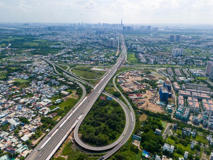 Dự án có tổng chiều dài 3,2 km, được mở rộng từ 4 lên 8 làn xe với tổng mức đầu tư hơn 915 tỷ đồng bằng nguồn vốn ngân sách của TP.HCM. Trong ảnh là điểm cuối của dự án tại nút giao với Vành đai 2 TP.HCM đã được nhà thầu thi công gác dầm gần như toàn bộ trụ cầu.