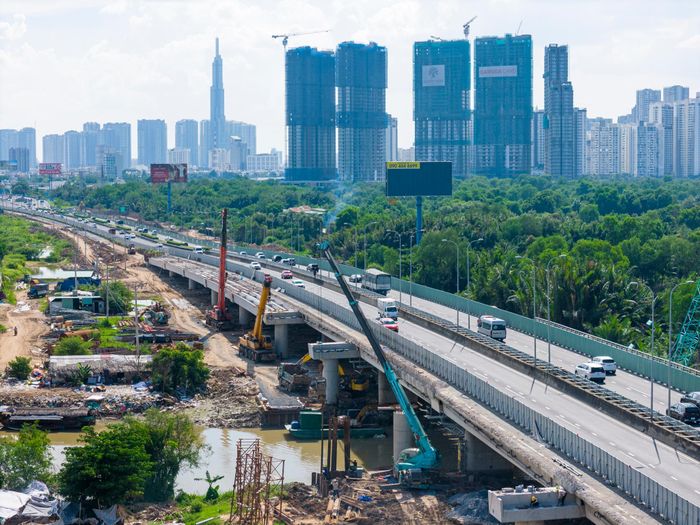 Trên công trường khu vực cầu Kênh Mương, hàng chục công nhân cùng máy móc, thiết bị được huy động để tăng tốc thi công.