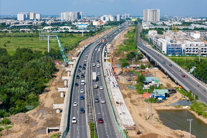Sau gần 8 tháng thi công, nhiều hạng mục trọng điểm của dự án đã thành hình, khối lượng thi công đạt gần 60%. Trong ảnh là công trường thi công cầu Mương Kênh.