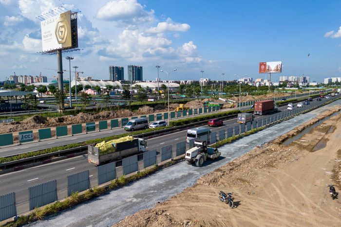 Đoạn qua khu đô thị The Global City đang được thi công cấp phối đá dăm, sẵn sàng thảm nhựa những km đầu tiên của dự án.