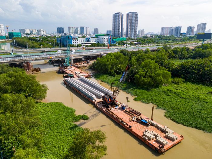 Các phiến dầm được vận chuyển và tập kết ngay cạnh cầu Mương Kênh, sẵn sàng cho công tác lao lắp dầm cầu.