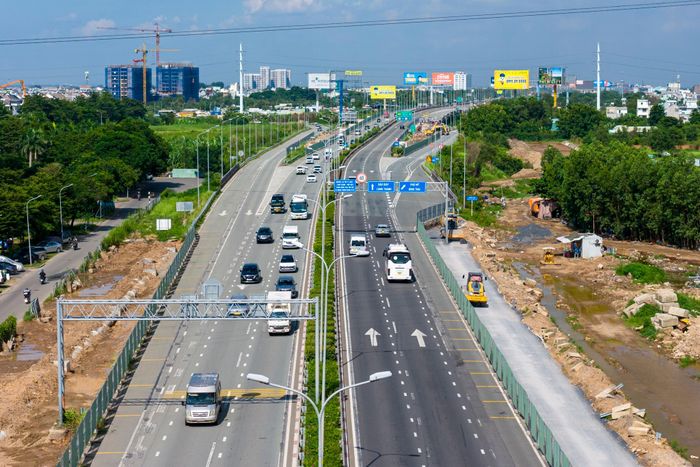 Đường dẫn từ cầu vượt Đỗ Xuân Hợp hướng về Vành đai 2 TP.HCM đang được thi công phần nền móng và cấp phối đá dăm.