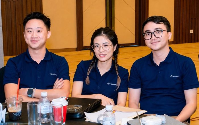  Chiến (ngoài cùng bên trái) cùng đồng nghiệp tại công ty cũ, lúc còn làm kỹ sư lập trình. 