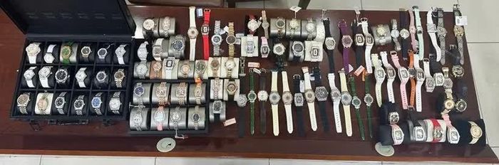 Tang vật đồng hồ giả mạo nhãn hiệu nổi tiếng được phát hiện trong vụ án liên quan đến Bùi Bích Thuận (SN 1986) bị Cơ quan Cảnh sát điều tra Công an tỉnh Quảng Ninh khởi tố về "Tội xâm phạm quyền sở hữu công nghiệp" theo Điều 226 Bộ luật Hình sự.