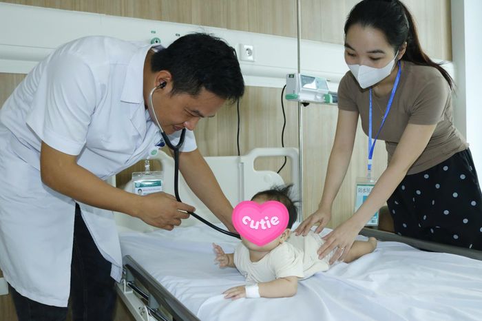  BSCKII Phạm Công Khắc thăm khám cho bệnh nhi. Ảnh: Lê Đạt. 
