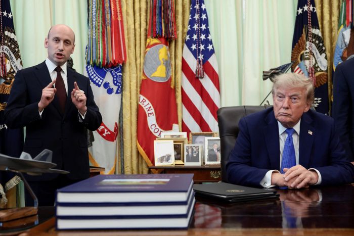 Cố vấn Nhà Trắng Stephen Miller phát biểu tại lễ ký tại Phòng Bầu dục ngày 6/8. Ảnh: Reuters.