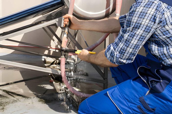 Vệ sinh bề mặt thu nhiệt và kiểm tra định kỳ giúp hệ thống hấp thụ nhiệt hiệu quả hơn, duy trì khả năng tiết kiệm điện và kéo dài tuổi thọ thiết bị. Ảnh: iStock.
