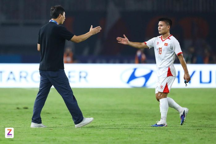 Sau hai trận đầu dùng đội hình dễ đoán, HLV Kim vừa trở lại với "bài tủ" xoay tua khó lường. Ảnh: Minh Chiến.