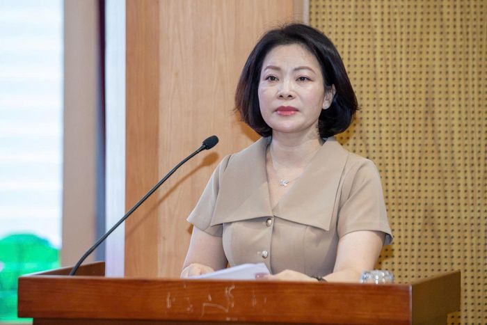 Bà Nguyễn Thị Mỹ Linh - Phó vụ trưởng Vụ Báo chí Xuất bản, Ban Tuyên giáo Trung ương - đánh giá công tác tư tưởng, chính trị trong hoạt động xuất bản và nội dung xuất bản phẩm 6 tháng đầu năm 2026. Theo đó, Ban Tuyên giáo Trung ương đã tham mưu Ban Bí thư ban hành Chỉ thị số 04-CT/TW; Bộ Văn hóa, Thể thao và Du lịch thể hiện tinh thần chủ động trong công tác thể chế hóa và pháp luật. Dù ghi nhận sự phát triển của các dòng sách có giá trị cao, bà cũng chỉ ra những hạn chế về quy trình biên tập, dẫn đến sai phạm về nội dung lịch sử và chính trị. 