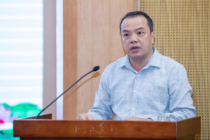  Ông Hoàng Hải Long - Phó cục trưởng Cục Xuất bản, In và Phát hành, Bộ Văn hóa, Thể thao và Du lịch - đánh giá công tác quản lý nhà nước về xuất bản 6 tháng đầu năm 2026 và một số điểm mới trong Luật Xuất bản sửa đổi, bổ sung. Theo ông Hoàng Hải Long, các nhà xuất bản (NXB) đang đối mặt với áp lực từ sự sụt giảm doanh thu và cạnh tranh nội dung số. Nhà xuất bản cũng đối mặt với yêu cầu cấp thiết phải xây dựng kỹ lưỡng hơn quy trình quản trị rủi ro trong biên tập, thay vì chỉ dựa vào kinh nghiệm. 