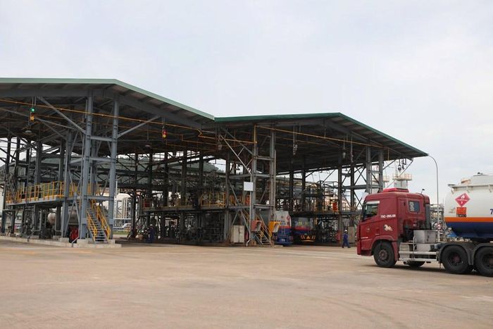 Khu xuất bán sản phẩm bằng đường bộ tại Nhà máy Lọc dầu Dung Quất