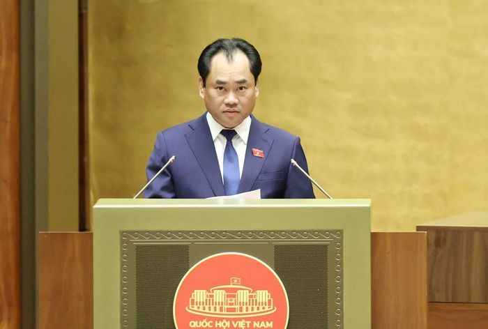Bộ trưởng Bộ Nông nghiệp và Môi trường Trịnh Việt Hùng trình bày Tờ trình tóm tắt
