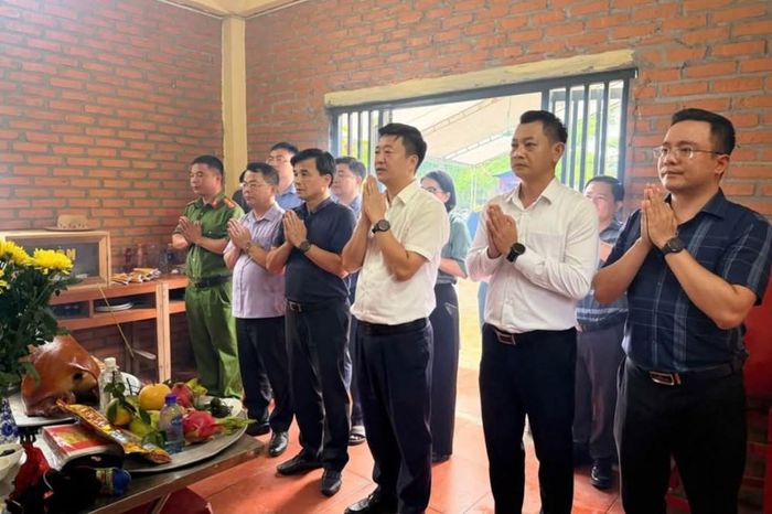 Các đại biểu dâng hương, dâng lễ tại Miếu Tả Phời cầu cho quốc thái dân an, mưa thuận gió hòa, mùa màng bội thu