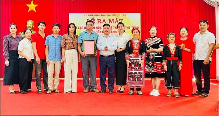 Trao quyết định thành lập CLB Văn hóa, Nghệ thuật, Thể thao nòng cốt xã Khánh Hòa