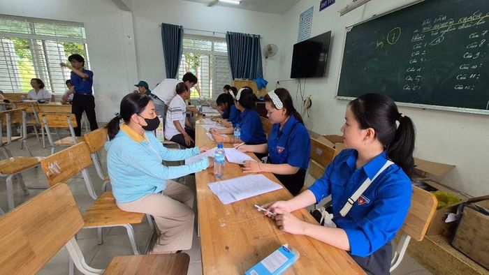 Đoàn viên thanh niên hỗ trợ người dân về các thông tin khám, chữa bệnh