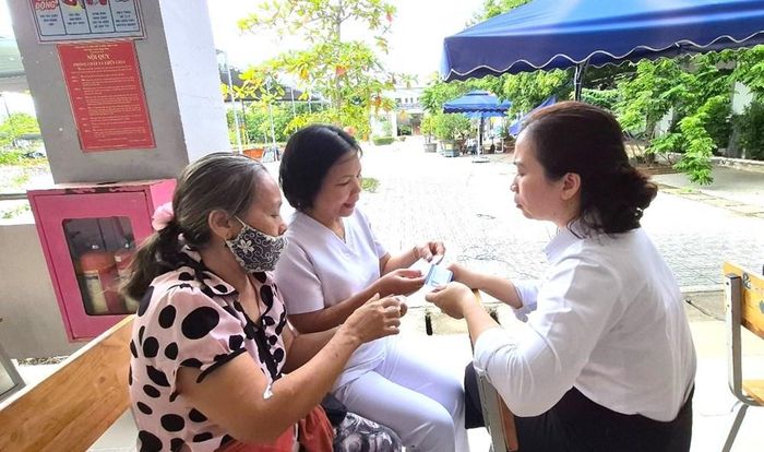 Các chuyên gia y tế tư vấn khám sức khỏe cho người dân