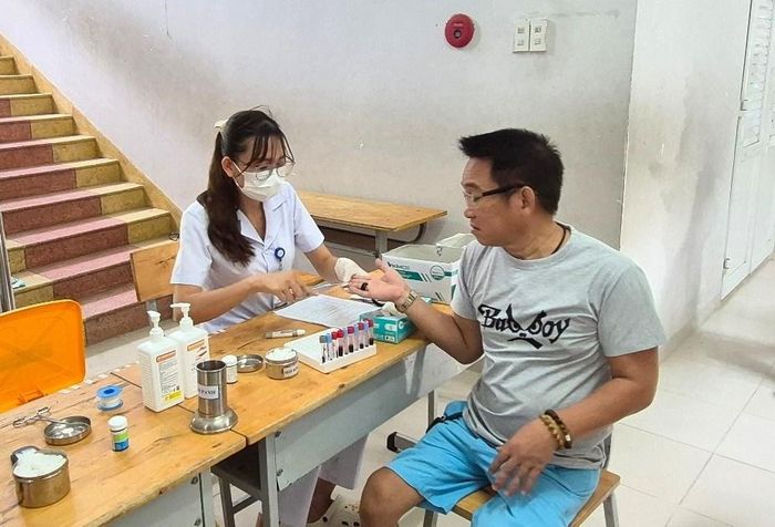 Bác sĩ lấy mẫu máu để xét nghiệm