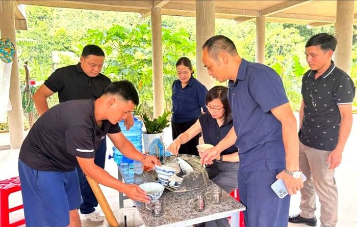 Phòng Nghiệp vụ Bảo tàng tỉnh Lào Cai phối hợp với xã Phúc Khánh và đơn vị thi công kiểm đếm, tiếp nhận số hiện vật gốm cổ theo quy định