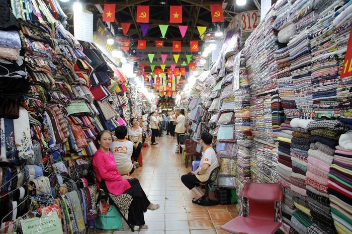 Các sạp vải trong chợ Tân Định
