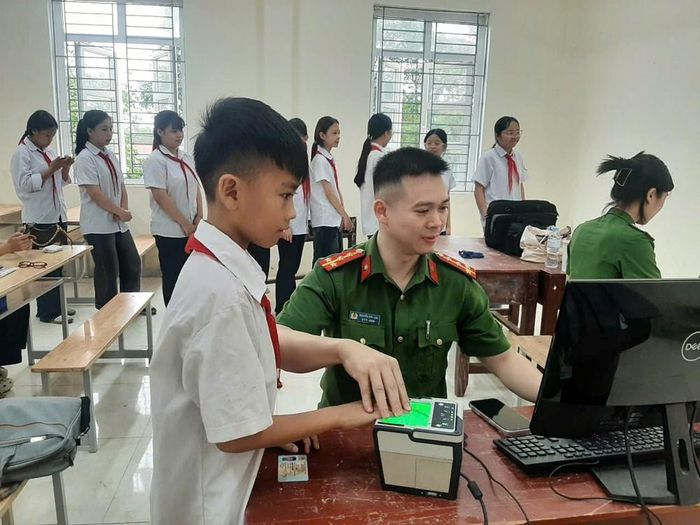Lực lượng Công an thực hiện cấp căn cước và hỗ trợ người dân kích hoạt tài khoản định danh điện tử mức 2. Ảnh: Công an Thanh Hóa
