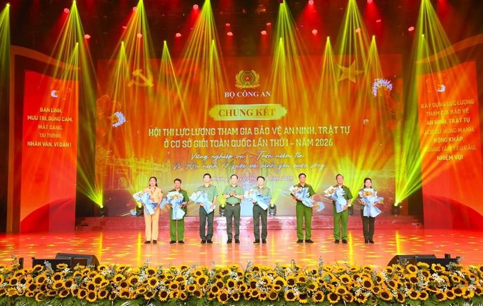 Thứ trưởng Lê Văn Tuyến tặng hoa Ban Giám khảo Hội thi