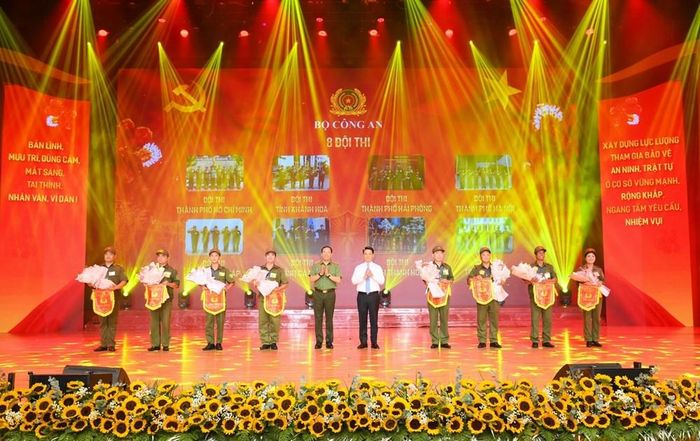 Thứ trưởng Bộ Công an Lê Văn Tuyến và Bí thư Thành ủy Hải Phòng Lê Ngọc Châu trao cờ lưu niệm và tặng hoa 8 đội tham dự vòng chung kết Hội thi