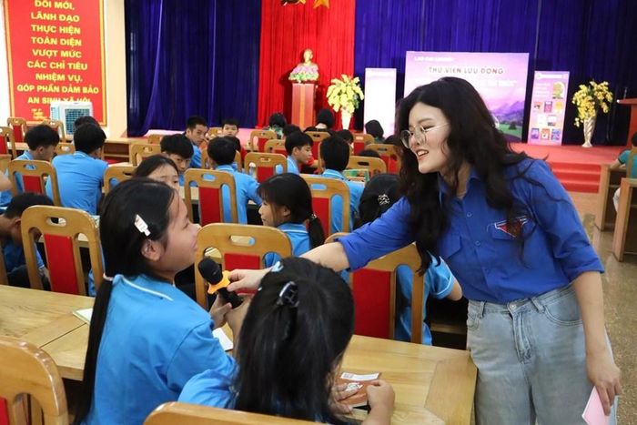 Tham dự chương trình có đại diện lãnh đạo Phòng Nghiệp vụ Thư viện thuộc Trung tâm Văn hóa, Nghệ thuật và Thể thao tỉnh; lãnh đạo Trung tâm Công tác xã hội và Bảo trợ xã hội số 2 tỉnh; cán bộ, viên chức, đoàn viên thanh niên của hai đơn vị cùng đông đảo các em thiếu nhi đang được chăm sóc, nuôi dưỡng tại Trung tâm.