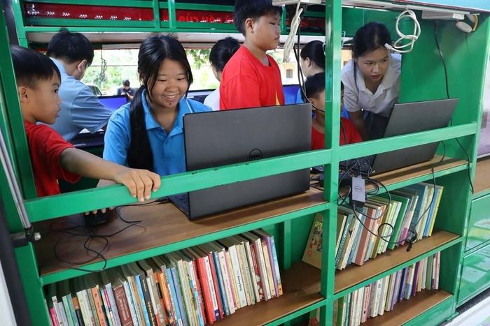 Bên cạnh đó, các em được tham quan không gian trưng bày tài liệu; đọc sách, báo và trải nghiệm truy cập Internet trên xe Thư viện lưu động. Bên cạnh đó, các em còn được hòa mình vào các trò chơi vận động, hoạt động giao lưu tập thể cùng đoàn viên thanh niên, góp phần tạo nên không khí vui tươi, sôi nổi.