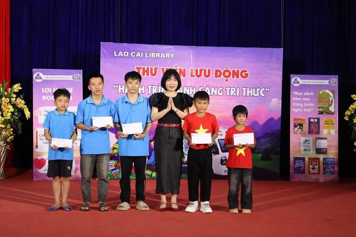 Nhân dịp này, Thư viện tỉnh Lào Cai đã trao tặng 5 suất quà cho các em thiếu nhi có hoàn cảnh đặc biệt khó khăn đang được nuôi dưỡng tại Trung tâm, nhằm động viên, khích lệ các em tiếp tục nỗ lực vươn lên trong học tập và cuộc sống.