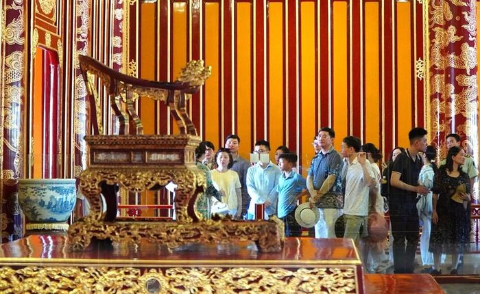 Trung tâm Bảo tồn Di tích Cố đô Huế tổ chức các giải pháp đảm bảo an toàn cho công tác trưng bày bảo vật, hiện vật tại di tích điện Thái Hòa - Đại Nội Huế. Ảnh: S.Thùy