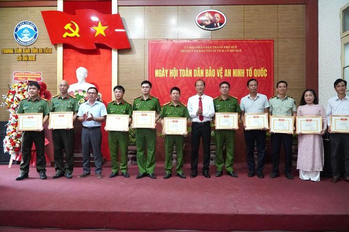 Giám đốc Trung tâm Bảo tồn Di tích Cố đô Huế tặng Giấy khen cho 10 tập thể. Ảnh: S.Thùy