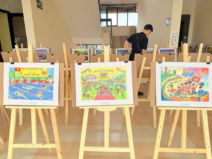 Những bức tranh giàu màu sắc, thể hiện tình yêu thể thao và khát vọng vươn lên của học sinh