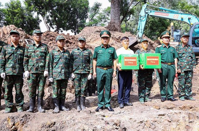 Trung tướng Lê Xuân Thế thăm hỏi và tặng quà lực lượng tìm kiếm, quy tập hài cốt liệt sĩ tại Công viên Lê Thị Riêng