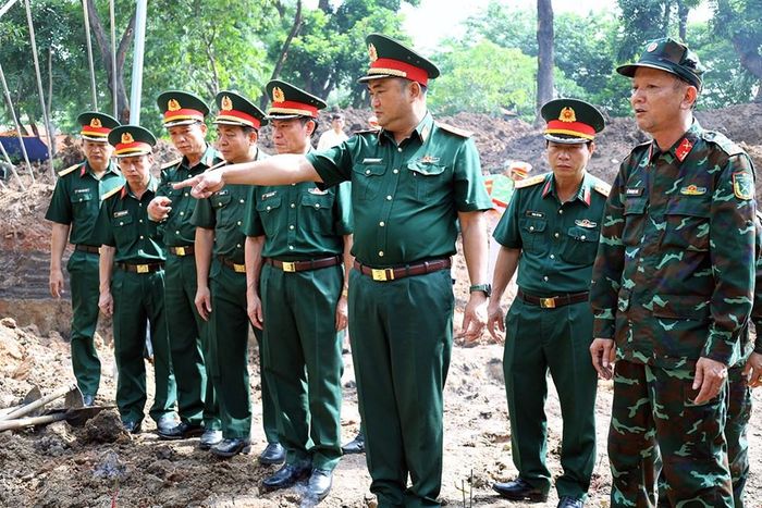 Trung tướng Lê Xuân Thế, Tư lệnh Quân khu 7 chỉ đạo công tác tìm kiếm, quy tập hài cốt liệt sĩ tại Công viên Lê Thị Riêng