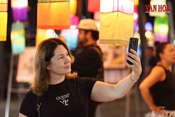 Du khách quốc tế check-in lễ hội