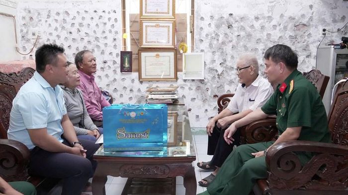 Người thân liệt sĩ tìm đến gia đình y sĩ Đào Ngọc Thạnh để tìm kiếm thông tin về người thân từng được điều trị tại Bệnh xá Quân y B23