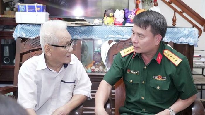 Đại tá Trịnh Công Sơn, Phó Chính ủy Bộ Chỉ huy Quân sự tỉnh Quảng Ngãi trao đổi với ông Thạnh về những thông tin liên quan đến Bệnh xá Quân y B23