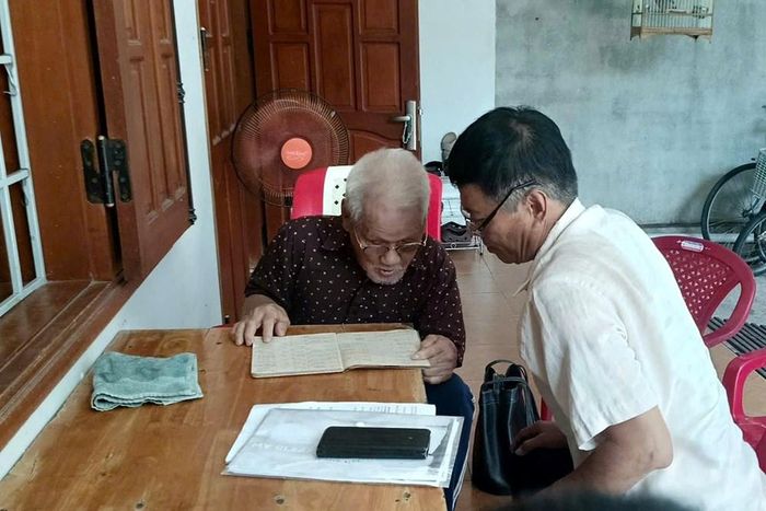 Ở tuổi 96, ông Thạnh vẫn cố gắng cung cấp từng chi tiết còn nhớ về những đồng đội đã nằm lại giữa núi rừng Quảng Ngãi