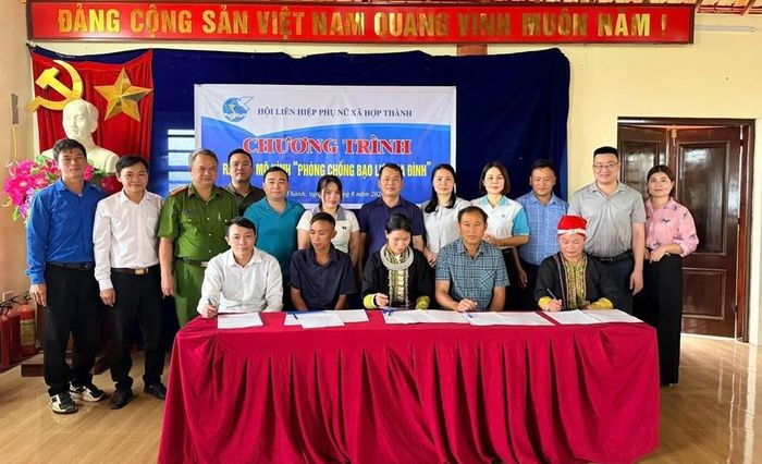 Đại diện hộ gia đình ký cam kết thực hiện tốt công tác phòng, chống bạo lực gia đình, xây dựng gia đình hạnh phúc