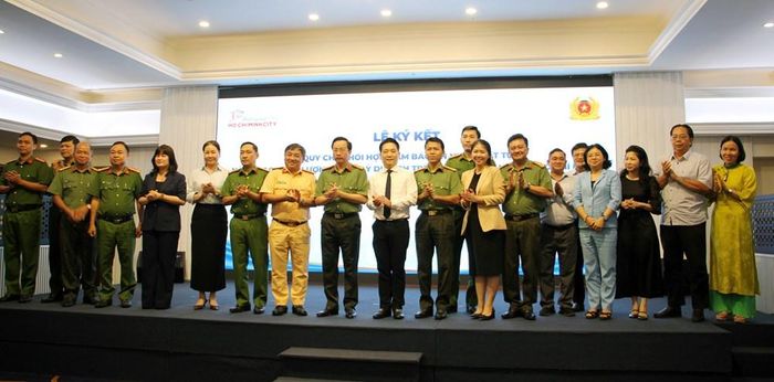 Các đại biểu chụp ảnh lưu niệm